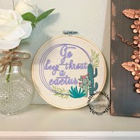 Kaktus Gestickte Hoop-Wand-Dekor | Büro Dekor Kaktus Gestickte Hoop-Wand-Dekor | Büro Dekor von BaublesByAshley