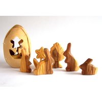 Osterei, Geschnitzes Osterei Mit Osterhasen von Baumstammbuch