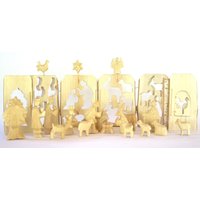 Weihnachtskrippe Mit Geschnitzten Krippenfiguren von Baumstammbuch