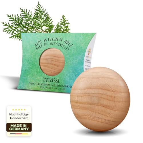 Baumstark Zypresse Holz Handschmeichler mit Baumhoroskop je Geburtsdatum. Eine liebevolle Geschenkidee, z. B. für den Herzensmenschen, als Glücksbringer zu Weihnachten, erh. in 22 Holzarten von Baumstark