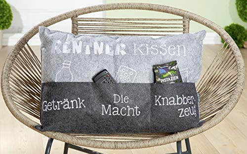 HDmirrorR Endlich ist das Rentner Kissen da - Deko Couch Sofa Kissen Zierkissen Kuschelkissen ca 60 x 39 cm Geschenk Idee Opa zu Ostern Geburtstag Weihnachten (Männerkissen) von Bavaria Home Style Collection-