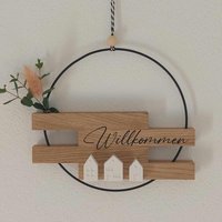 Dekoring Türkranz Mit Klötzchen Und Häuschen Willkommen Schild Türdeko Wanddeko Blumenkranz Häuschendeko Deko Schokoeiche von Bavariangifts23
