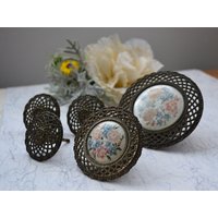 5 Vintage Schrank Messing/ Metall Runde Schubladenknöpfe Pulls Blumen Türzieher von BazaarVintageStore