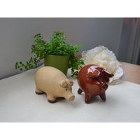 Paar Schweine Keramik Schwein Figuren Ferkel Braun Ornament Figur von BazaarVintageStore