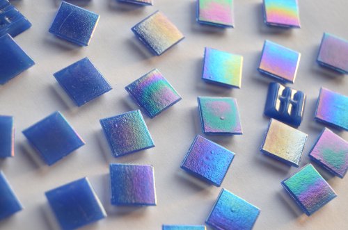50 Stück Glas Mosaiksteine Blau 2x2cm mit Regenbogenschimmer ca. 145g, Perlmutt Effekt 50 Stück Glas Mosaiksteine Blau 2x2cm mit Regenbogenschimmer ca. 145g, Perlmutt Effekt von Bazare Masud e.K.