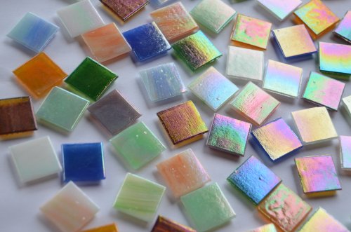 Bazare Masud e.K. 50 Stück Glas Mosaiksteine Buntmix 2x2cm mit Regenbogenschimmer ca. 145g, Perlmutt Effekt von Bazare Masud e.K.