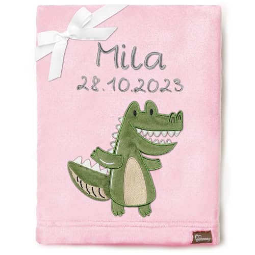 Be Mammy Personalisierte Babydecke mit 3D Applikation Warme Kuscheldecke mit Namen und Geburtsdatum; Perfektes Baby Geschenk; Blanket; Krabbeldecke BE20-280 (Puderrosa - Krokodil) von Be Mammy