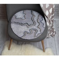 Abstrakte Kleine Runde Sitzauflage - 39 cm Handgefertigte Sitzmatte Mit Mustermix Auf Mittelgrau, Filzauflage Für Stuhl von BeFeltWool