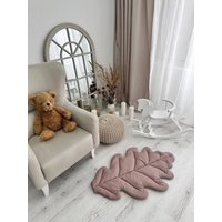 Eiche Blatt Teppich Staubbraun Spielmatte Eiche Blatt Form Matte Bio Baumwollstoff Sicher Für Babys Von Geburt Neutrale Farben Und Sicheres Material von BeNatureStore