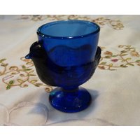 Vintage Eierbecher - Gestempelt Frankreich ~ Blaues Glasgeschirr Auf Sockel Hühner Verziert Glas Frühstück Eierhalter von BeachBreezeBoutique