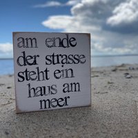 Einzigartige Holzplatte Mit Inspirierenden Sprüchen-Am Ende Der Strasse Steht Ein Haus Am Meer, Einzigartige Deko Zum Glücklichsein-Unikat Einzigartige Holzplatte Mit Inspirierenden Sprüchen-Am Ende Der Strasse Steht Ein Haus Am Meer, Einzigartige Deko Zum Glücklichsein-Unikat von Beachhouse70