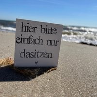 Einzigartige Holzschild Mit Spruch-Hier Bitte Einfach Nur Dasitzen-Holzbild-Spruchschild-Holzblock - Spruchplatte-Kleines Mitbringsel-Unikat von Beachhouse70