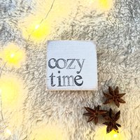 Gemütliche Zeiten Mit Diesem Holzschild Spruch - Cozy Time Perfekte Geschenkidee -Kleines Mitbringsel-Nachhaltig Und Wiederverwendbar Gemütliche Zeiten Mit Diesem Holzschild Spruch - Cozy Time Perfekte Geschenkidee -Kleines Mitbringsel-Nachhaltig Und Wiederverwendbar von Beachhouse70