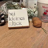 Handgefertigte Holzschilder Mit Inspirierenden Sprüchen-Hej Kleines Glück-Kleines Mitbringsel-Nachhaltige Dekoration-Wiederverwendbare Deko von Beachhouse70