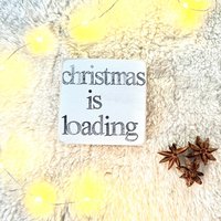 Holzschild Mit Spruch-Christmas Is Loading-Nachhaltiges Geschenk-Perfekt Für Die Weihnachtsdeko-Kleines Mitbringsel-Nachhaltige Dekoration von Beachhouse70