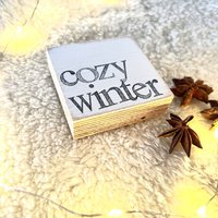 Holzschild Mit Spruch-Cozy Winter-Winterdeko-Kleine Geschenkidee-Holzbild-Spruchbild-Nachhaltige Dekoration-Kleines Mitbringsel-Hyggelig von Beachhouse70