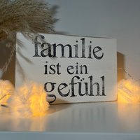 Holzschild Mit Spruch - Familie Ist Ein Gefühl Eine Liebevolle Botschaft Zum Verschenken-Textbild-Spruchplatte-Nachhaltige Dekoration Holzschild Mit Spruch - Familie Ist Ein Gefühl Eine Liebevolle Botschaft Zum Verschenken-Textbild-Spruchplatte-Nachhaltige Dekoration von Beachhouse70