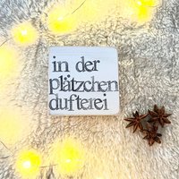 Holzschild Mit Spruch-In Der Plätzchendufterei-Kleines Weihnachtsgeschenk-Nachhaltige Weihnachtsdekoration-Fair Gehandelt-Unikat-Textplatte von Beachhouse70