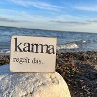 Holzschild Mit Spruch-Karma Regelt Das - Einzigartig Handgefertigt Exclusiv-Gedanken Sprüche-Yoga Geschenk-Lebensweisheit Holzschild Mit Spruch-Karma Regelt Das - Einzigartig Handgefertigt Exclusiv-Gedanken Sprüche-Yoga Geschenk-Lebensweisheit von Beachhouse70