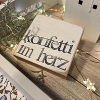 Holzschild Mit Spruch - Konfetti Im Herz-Kleines Mitbringsel-Nachhaltiges Geschenk- Wiederverwendbare Dekoration-Unikat-Spruchplatte von Beachhouse70