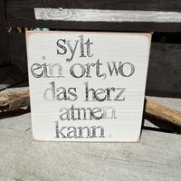 Holzschild Mit Spruch - Sylt Ein Ort Wo Das Herz Atmen Kann Atmet Geschenk Handmade Holzdeko Maritim Holzschild Mit Spruch - Sylt Ein Ort Wo Das Herz Atmen Kann Atmet Geschenk Handmade Holzdeko Maritim von Beachhouse70