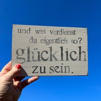 Holzschild Mit Spruch -Und Was Verdienst Du So? Glücklich Zu Sein-Handgemachte Deko Spruch-Achtsame Holzdeko-Positive Gedanken von Beachhouse70