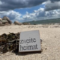 Holzschild Mit Spruch-Zweite Heimat-Einzigartige Geschenkidee-Meerliebe-Maritime Deko-Nachhaltige Deko-Einzigartig Unikat-Mitbringsel Holzschild Mit Spruch-Zweite Heimat-Einzigartige Geschenkidee-Meerliebe-Maritime Deko-Nachhaltige Deko-Einzigartig Unikat-Mitbringsel von Beachhouse70