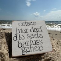 Holzschild Ostsee - Hier Darf Die Seele Barfuß Gehen" 10x10 cm | Maritime Holzdeko Handmade Aus Buchenholz Spruch Deko von Beachhouse70
