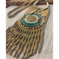 Medizintasche, "Three Sisters' - Handperlenbesetzte Traditionelle Persönliche Hirschleder-Umhängetasche, Rosettenstil-Indigene Handgemachte Tasche von BeadBeCharmed