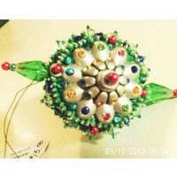 Perlen Ornamentwith Pewter Mit Edelsteinen Auf Grün Geschmückt Perlen Ornamentwith Pewter Mit Edelsteinen Auf Grün Geschmückt von BeadedMemoriesByPam