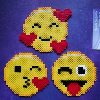 Niedliche Emoji Magnete/Ornamente - Handgemachtes Wohndekor Kinderzimmer, Geschenkideen von BeadsByEmily2015