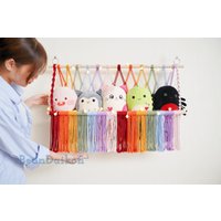 Bunte Boho Spielzeug Hängematte, Wandbehang Kuscheltier Aufbewahrung, Kinderzimmer Dekor, Makramee Spielzeughalter H24 von BeanDaikon