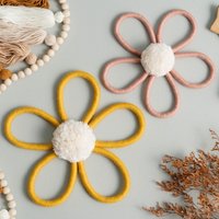 Makramee Blumen Spielzimmer Dekor, Boho Wand Kunst, Handgemachter Kinderzimmer Akzent, Kleinkind Zimmer Dekor U03 von BeanDaikon