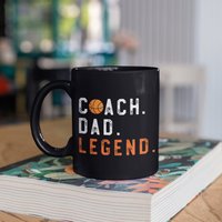 Basketball Coach Dad Legend Tasse, Basketball-Chef Vatertag Kaffeebecher, Tumbler Reisebecher Bierdosenhalter Kühler von BeanMugs