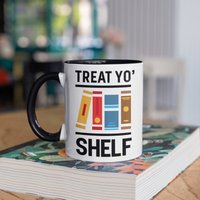 Lustige Buchtasse, Treat Yo' Regal Buch Pun, Buchleser Bibliothekar, Kaffeebecher, Becher, Reisebecher, Bierdosenhalter Kühler, Wasserflasche von BeanMugs