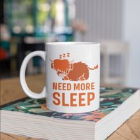 Need More Sleep Highland Cows Tasse, Lustige Cattle Kaffeebecher, Becher, Reisebecher, Bierdosenhalter Kühler, Wasserflasche von BeanMugs