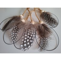 Frei Hand Geformte Eier Aus Wickeldraht Mit Holzperle Und Perlhuhn Feder Als Geschenkanhänger Für Den Osterstrauß Zur Dekoration Unikate von BeasKleinigkeiten