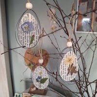 Frei Hand Geformte Eier Aus Wickeldraht Mittig Ei Mit Gepressten Blumen Auf Buchpapier Altdeutsche Schrift Unikate Osteranhänger Geschenk von BeasKleinigkeiten