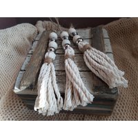Quastenanhänger Aus Rohholzperlen Perlenschmuck Weihnachtsanhänger Holzkugeln Bohostyle Geschenkanhänger Taschenbaumler Skandinavisch Quastenanhänger Aus Rohholzperlen Perlenschmuck Weihnachtsanhänger Holzkugeln Bohostyle Geschenkanhänger Taschenbaumler Skandinavisch von BeasKleinigkeiten
