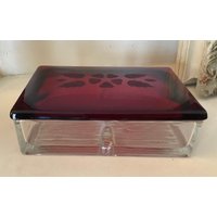 Gepresste Glas Zigarette Oder Spielkarten Box Trinket Schale Mit Geätzten Rubinroten Deckel von BeauChatManor