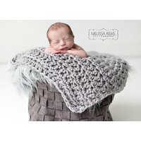 Graue Neugeborenen Baby Decke Chunky Photo Prop von BeautifulPhotoProps