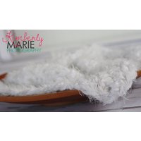 Weißes Fell Neugeborenen Baby Decke Foto Prop von BeautifulPhotoProps