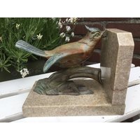 Vogel-Buchstütze Aus Marmor, Metall, Wunderschönes Prunkstück Geädertem Beigem Marmor Mit Metallvogel in Sanften Farben. Ca. 1930 Vogel-Buchstütze Aus Marmor, Metall, Wunderschönes Prunkstück Geädertem Beigem Marmor Mit Metallvogel in Sanften Farben. Ca. 1930 von BeautifulVintage4You