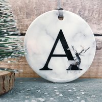 Monogramm Hirsch Marmor Stil Keramik Dekoration - Buchstabe Initial Weihnachtsgeschenk Andenken Baumschmuck Christbaumkugel von Beautifulgiftshop