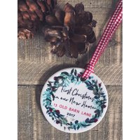 Personalisiert Erste Weihnachten in Unserer Neuen Heimatadresse Weihnachtsdekoration Kranz ....runde Keramik ... - Baumschmuck Ornament Personalisiert Erste Weihnachten in Unserer Neuen Heimatadresse Weihnachtsdekoration Kranz ....runde Keramik ... - Baumschmuck Ornament von Beautifulgiftshop