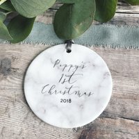 Personalisierte Babys Erste Weihnachten Marmor Stil Keramik Dekoration Weihnachtsgeschenk Andenken Baumschmuck Christbaumkugel Personalisierte Babys Erste Weihnachten Marmor Stil Keramik Dekoration Weihnachtsgeschenk Andenken Baumschmuck Christbaumkugel von Beautifulgiftshop