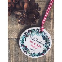Personalisierte Erste Weihnachten Als Mr Und Mrs Kranz Runde Keramik Baum Aufhänger Dekoration Ornament Personalisierte Erste Weihnachten Als Mr Und Mrs Kranz Runde Keramik Baum Aufhänger Dekoration Ornament von Beautifulgiftshop