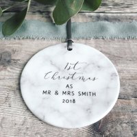 Personalisierte Erste Weihnachten Als Mr & Mrs Marmor Stil Keramik Dekoration Weihnachtsgeschenk Andenken Baumschmuck Christbaumkugel Personalisierte Erste Weihnachten Als Mr & Mrs Marmor Stil Keramik Dekoration Weihnachtsgeschenk Andenken Baumschmuck Christbaumkugel von Beautifulgiftshop