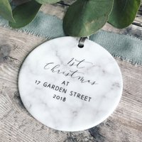 Personalisierte Erste Weihnachten An Adresse Marmor Stil Keramik Dekoration Weihnachtsgeschenk Andenken Baumschmuck Christbaumkugel Personalisierte Erste Weihnachten An Adresse Marmor Stil Keramik Dekoration Weihnachtsgeschenk Andenken Baumschmuck Christbaumkugel von Beautifulgiftshop