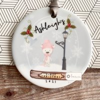 Personalisierte Erste Weihnachten Baby Mädchen Junge Bär Schneeflocke Schneekugel Design Keramik Runde Dekoration Ornament Andenken von Beautifulgiftshop